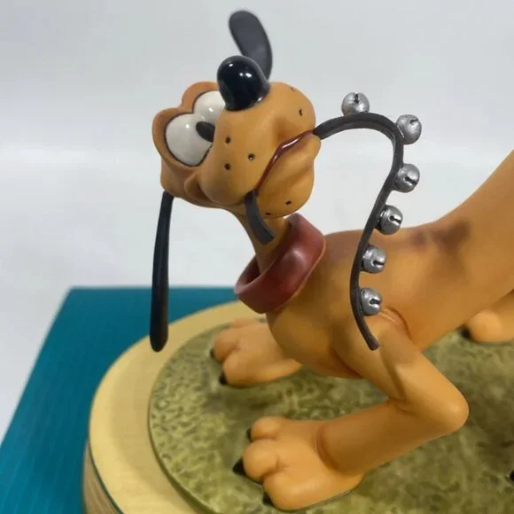WDCC Disney Pluto's Christmas Tree Pluto Helps Decorate Figurine